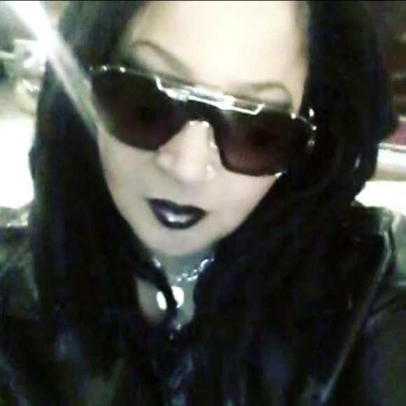 Meet your Posher, Theresa Asiya - Picture 1 of 8